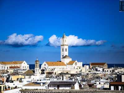La nostra visita termina per� sulla terrazza dell�hotel, da dove � possibile godere di un�invidiabile vista sul vicino centro storico, con il campanile della Cattedrale che pare fendere il cielo dell�ospitalissima citt� di Bari